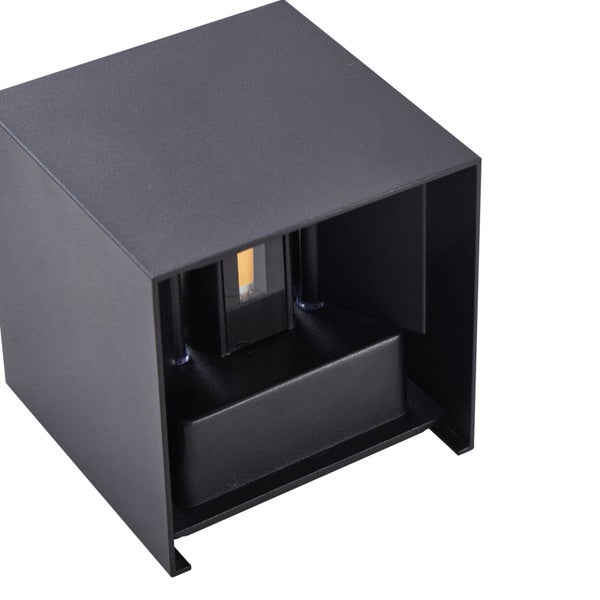 Quadratische Außenwandleuchte aus schwarzem Metall mit integriertem LED-Leuchtmittel.