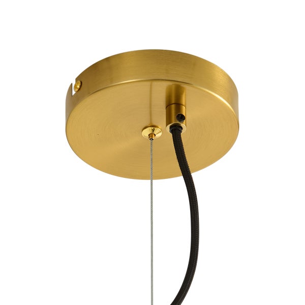 Detailaufnahme einer goldenen Deckenhalterung für eine Lampe mit Kabelaufhängung