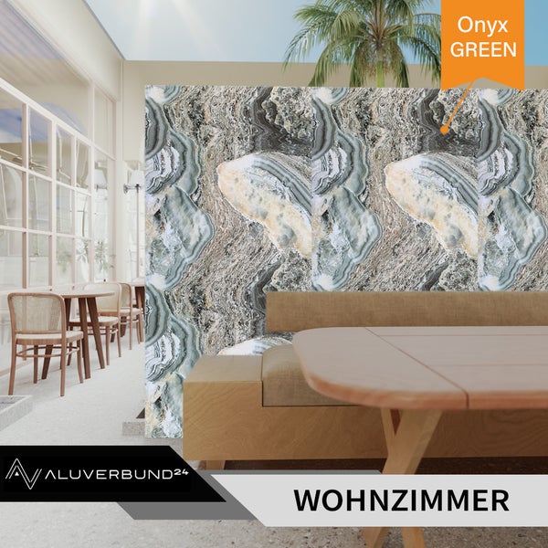 Wohnzimmer mit Wandpaneelen in Marmoroptik, Couch und Tisch