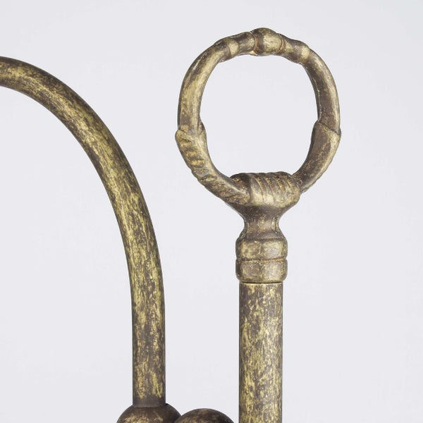 Detailansicht einer goldfarbenen Dekoration mit Ring