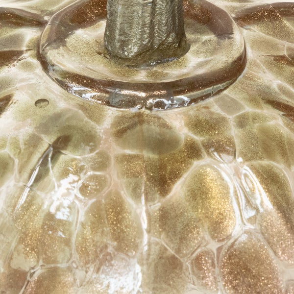 Detailaufnahme einer Tischleuchte mit Textur