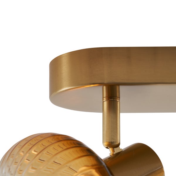 Detailaufnahme einer Deckenleuchte mit Schirm aus Glas und Metall