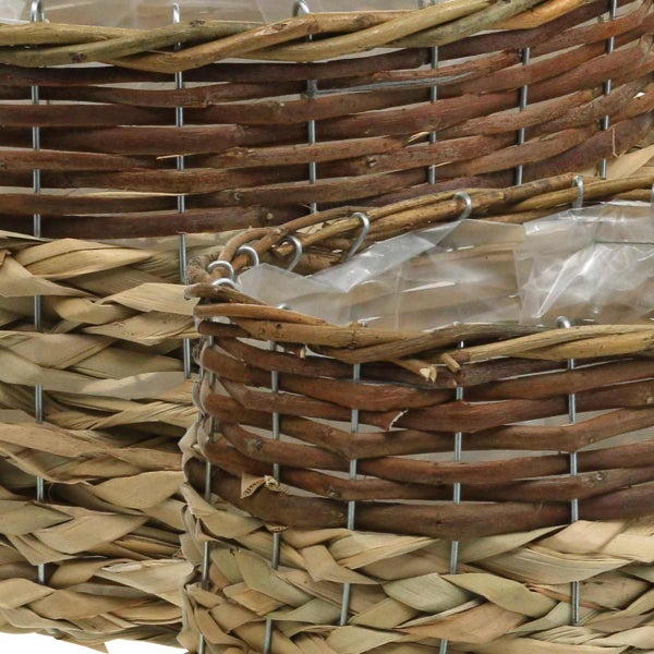 Detailansicht von zwei geflochtenen Körben mit Metalleinfassung und Pflanzfolie