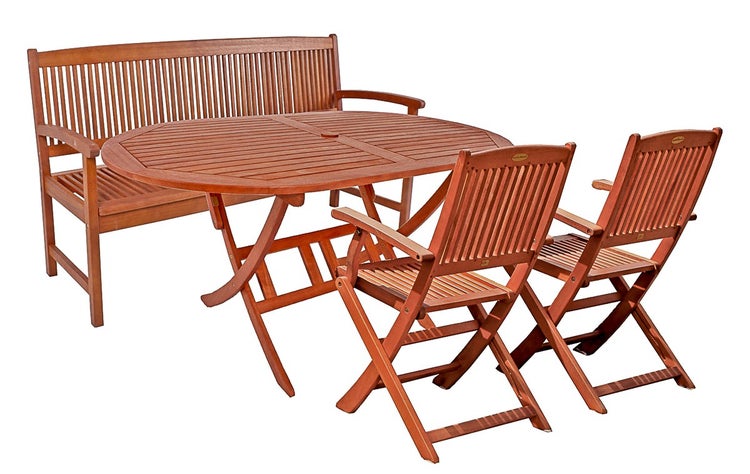 Gartenmöbel-Set aus Holz bestehend aus einem ovalen Tisch, einer Gartenbank und zwei klappbaren Gartenstühlen mit Armlehnen.