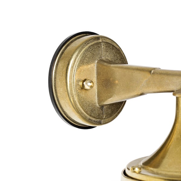 Detailaufnahme einer goldenen Wandbefestigung für eine Lampe