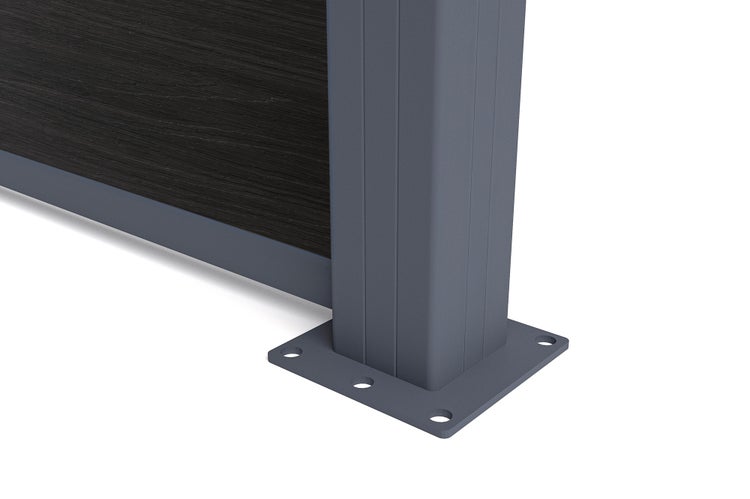 Zaunpfosten aus Metall mit Bodenplatte zum Aufschrauben und einem Sichtschutzzaun in Holzoptik.