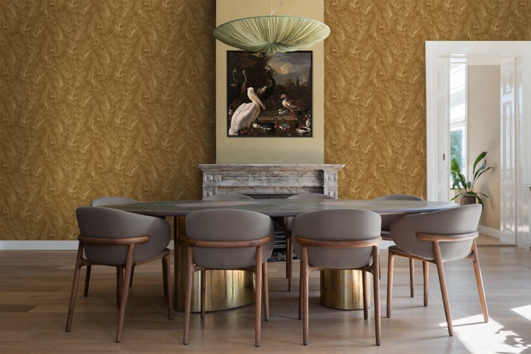 Esszimmer mit gemusterter Tapete, Esstisch, Stühlen und Kamin