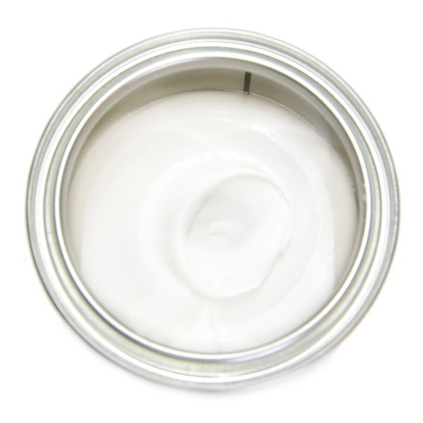 Ansicht von oben auf eine Dose mit Farbe