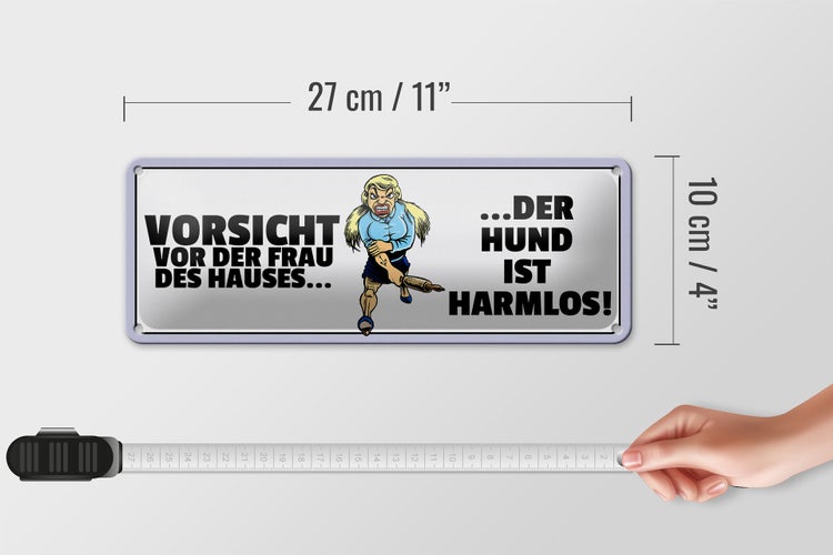Blechschild Spruch 27x10cm Vorsicht Frau Hund ist harmlos Dekoration