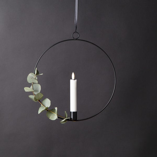 Dekorativer Kerzenhalter mit Eukalyptus-Zweig und Kerze