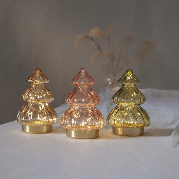 Drei dekorative Weihnachtsbäume aus Glas mit Beleuchtung