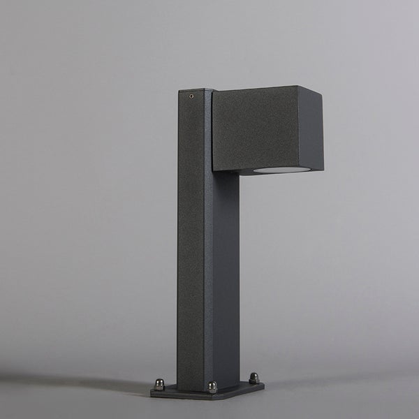 Moderne Wegeleuchte für den Außenbereich aus Metall mit würfelförmigem Lampenkopf.