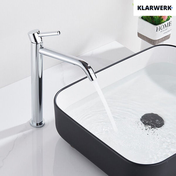 Hohe Waschtischarmatur in Chromoptik mit Einhebelmischer an einem modernen Waschbecken mit Klarwerk Logo.