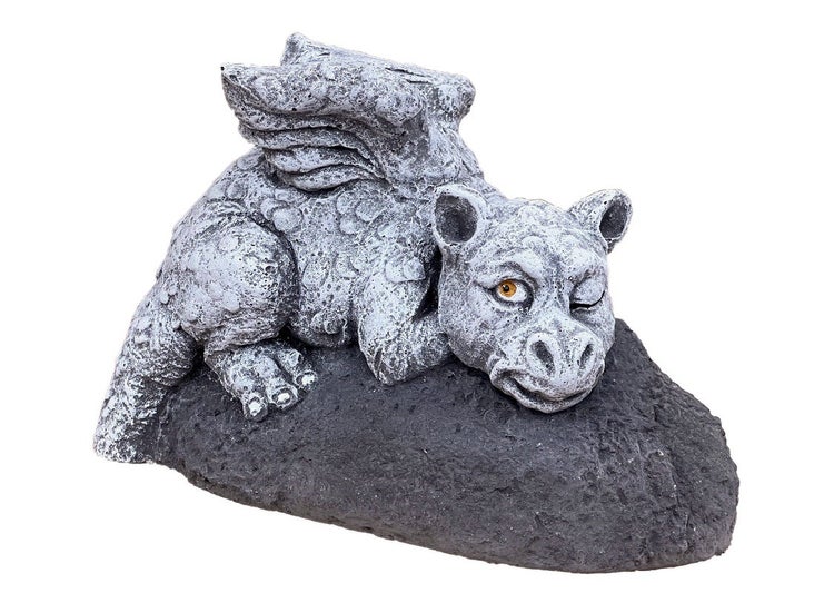Gartendekorationsfigur kleiner Drache auf einem Stein liegend, zwinkernd, in Steinoptik