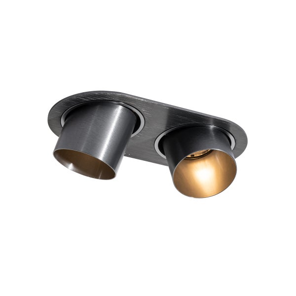 Zweiflammiger Deckenstrahler aus gebürstetem Metall mit verstellbaren zylindrischen Spots und goldfarbener Innenseite.