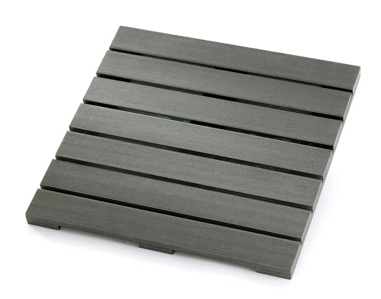 Quadratische Terrassenfliese aus Holz-Kunststoff-Verbundwerkstoff in Anthrazit mit Lamellenstruktur.