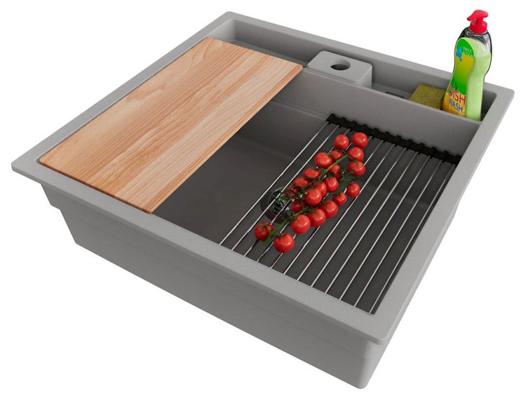 Spüle mit Schneidebrett, Abtropfgitter, Spülmittel und Tomaten