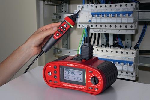 Installationstester mit Messspitze und digitalem Display zur elektrischen Prüfung