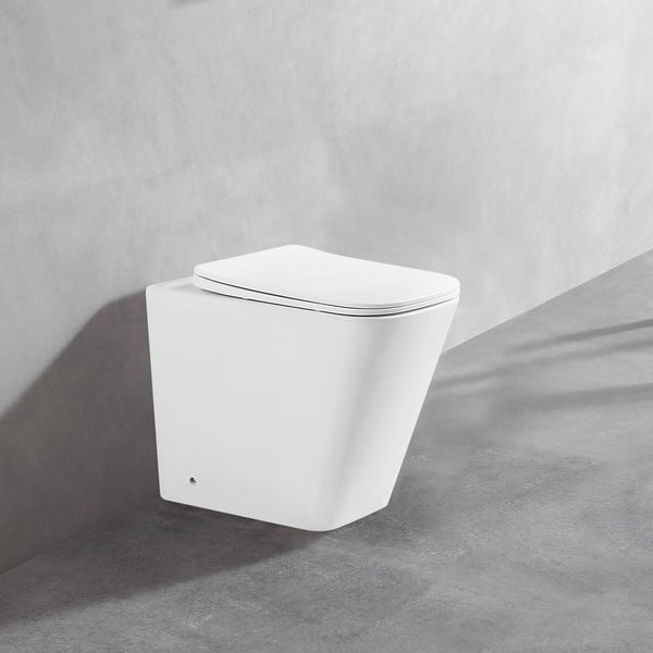 Wandhängendes WC mit geschlossenem Spülrand und WC-Sitz