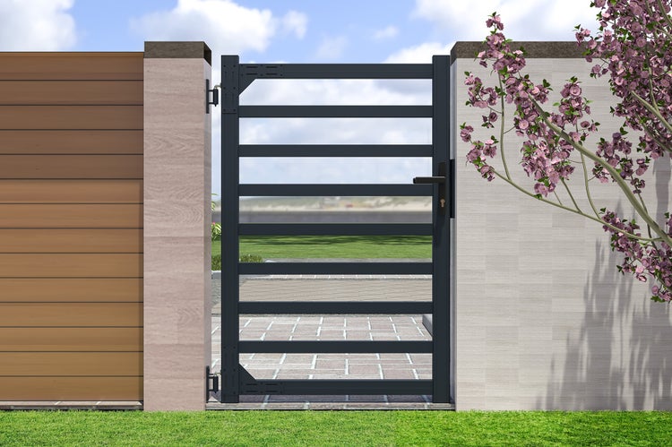 Modernes Gartentor aus anthrazitfarbenem Metall mit horizontalen Querstreben, montiert zwischen Holzzaun und heller Steinmauer.