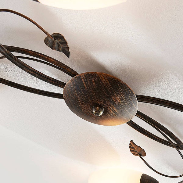 Deckenleuchte im floralen Design mit Metallelementen und Blättern