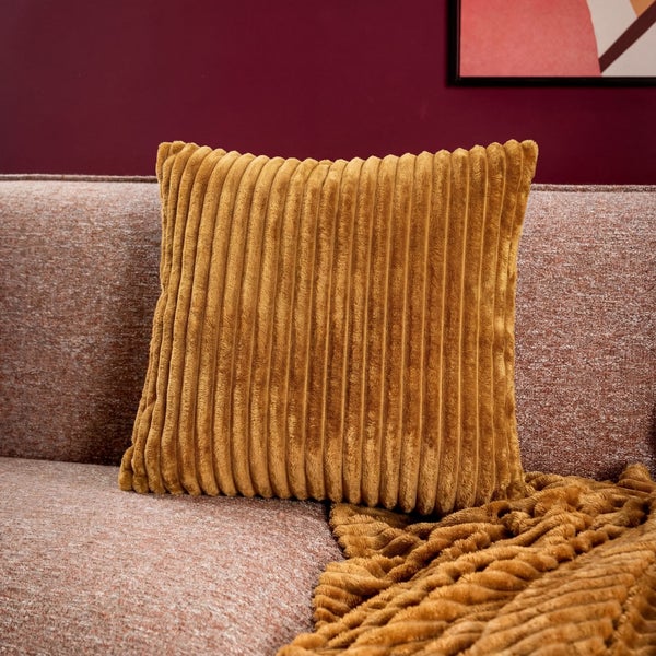 Dekokissen aus geripptem Stoff auf einem Sofa