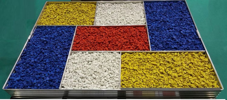 Präsentationsrahmen mit verschiedenfarbigem Dekokies in getrennten Fächern.