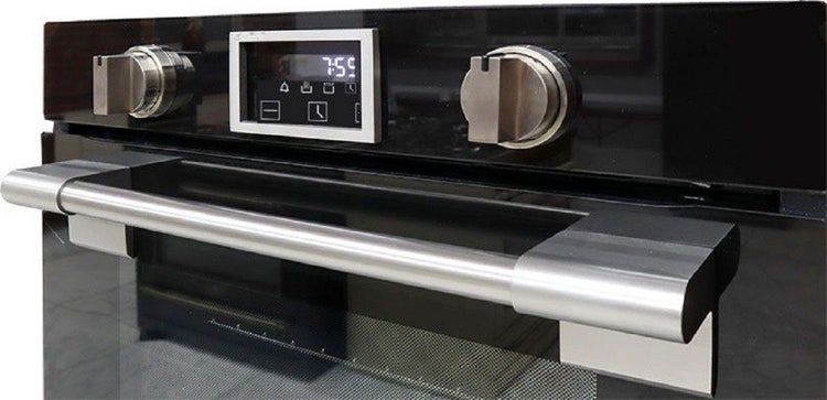 Einbaubackofen mit Digitaldisplay, zwei Drehreglern und einem horizontalen Metallgriff an der Glasfront.