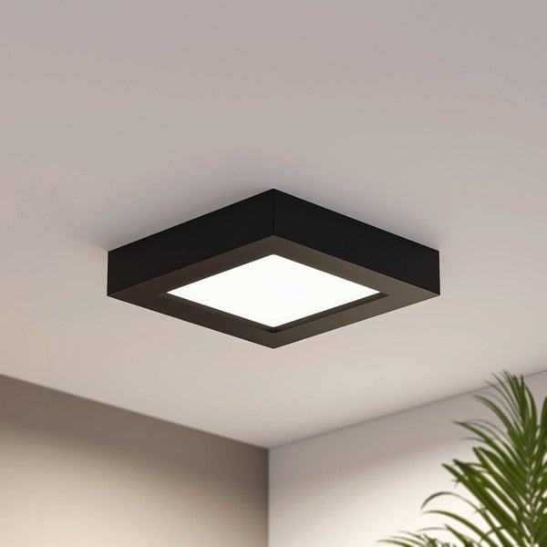 Quadratische LED Deckenleuchte in Schwarz mit flacher weißer Leuchtfläche, modern an der Decke montiert.
