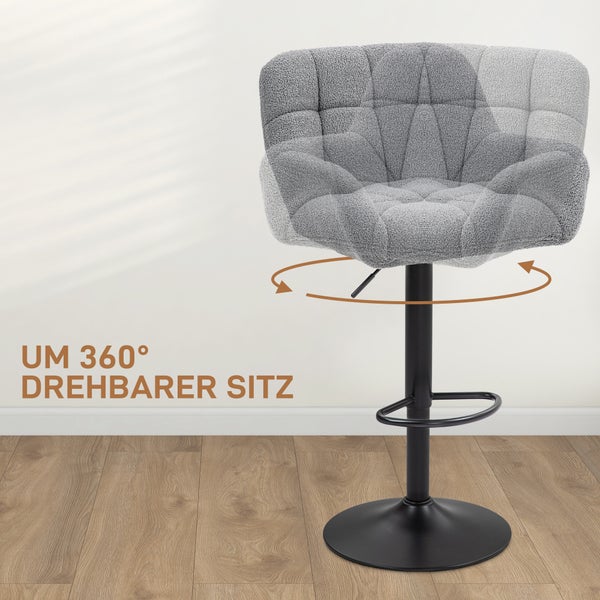 Wohnzimmer mit Sofa, Stehlampe, Teppich und zwei jungen Frauen