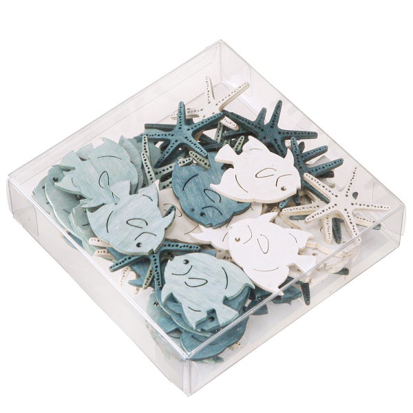 Dekorative Holzfiguren im maritimen Stil, bestehend aus Fischen und Seesternen, in transparenter Verpackung.
