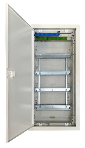 Offener Verteilerkasten mit vier Reihen Hutschienen, Klemmen und geöffneter Tür für die Elektroinstallation.