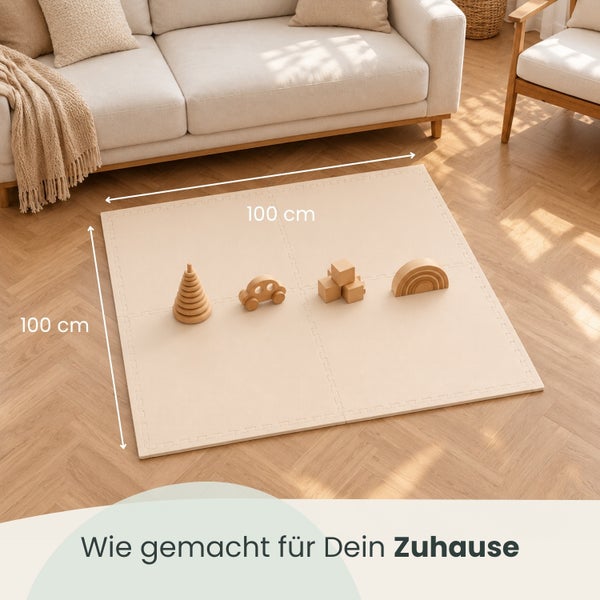 Quadratische Spielmatte aus Schaumstoff mit Holzspielzeug, Maße 100 mal 100 Zentimeter, in einem hellen Wohnraum mit Parkettboden.