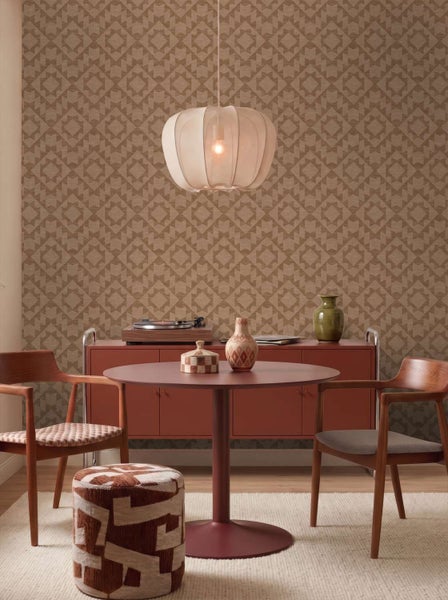 Esszimmer mit gemusterter Tapete, rundem Tisch, Holzstühlen, Anrichte und Pendelleuchte in einem gemütlichen Wohnambiente.
