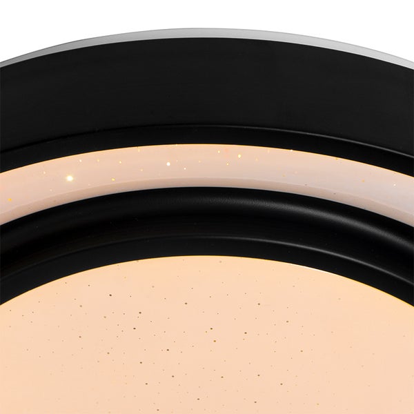 Detailaufnahme einer Deckenleuchte mit integrierten Lichtpunkten