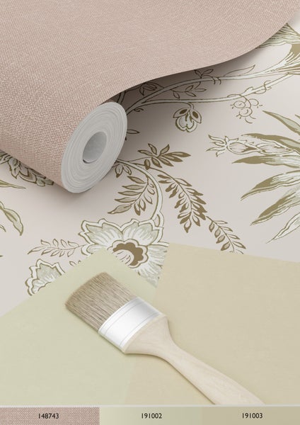 Tapetenrolle mit floralem Muster, Farbfelder und Pinsel