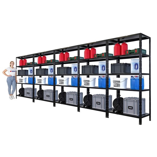 Langes Metallregal mit mehreren Ablagen, gefüllt mit verschiedenen Gegenständen zur Aufbewahrung.