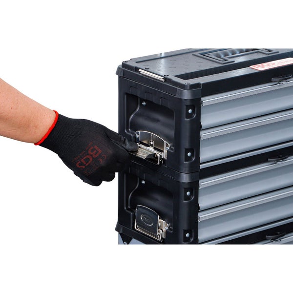 Werkzeugkoffer mit Schubladen und Hand mit Handschuh beim Öffnen