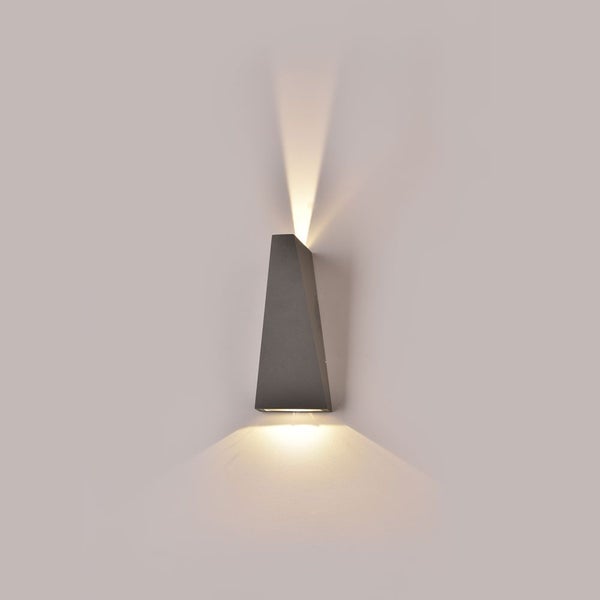 Graue Wandleuchte mit Lichtstrahlen nach oben und unten.