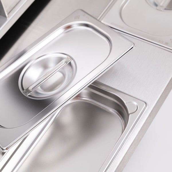 Detailansicht eines Seitentisches aus Edelstahl mit integriertem Gastronorm Behälter und Deckel.