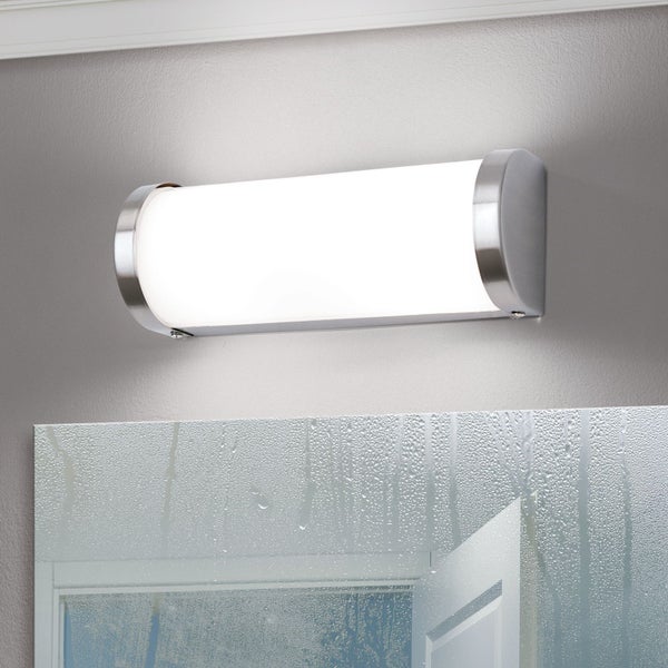 Moderne LED Wandleuchte aus Metall mit satiniertem Diffusor über einem Spiegel für die Badezimmerbeleuchtung.