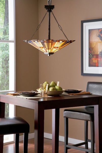 Esstisch mit Geschirr, Obst und einer Tiffany-Stil Hängelampe