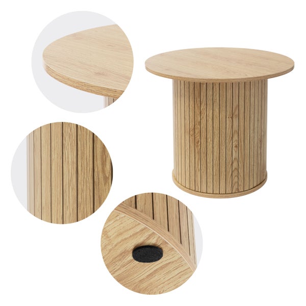 Runder Beistelltisch in Eichenoptik mit zylindrischem Lamellenfuß und Detailansichten der Tischkante sowie der Filzgleiter.