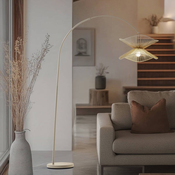 Stehleuchte mit gewebtem Lampenschirm im Wohnzimmer