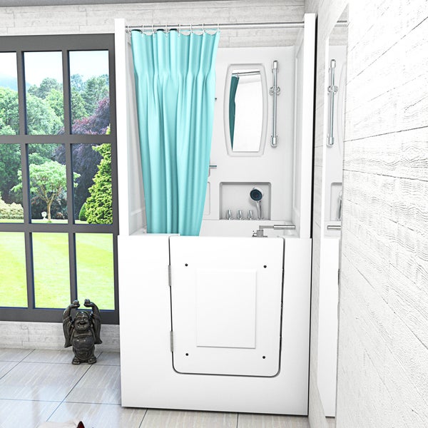 Helles Badezimmer mit einer weißen Sitzbadewanne mit integrierter Duschkabine, einem türkisfarbenen Duschvorhang und einer barrierefreien Einstiegstür.