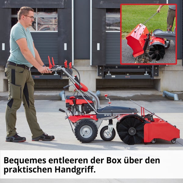Mann bedient eine Kehrmaschine zur Reinigung von Flächen im Außenbereich.