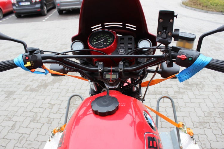 Cockpitansicht eines Motorrads mit Lenker, Armaturenbrett, Tachometer und Tank.