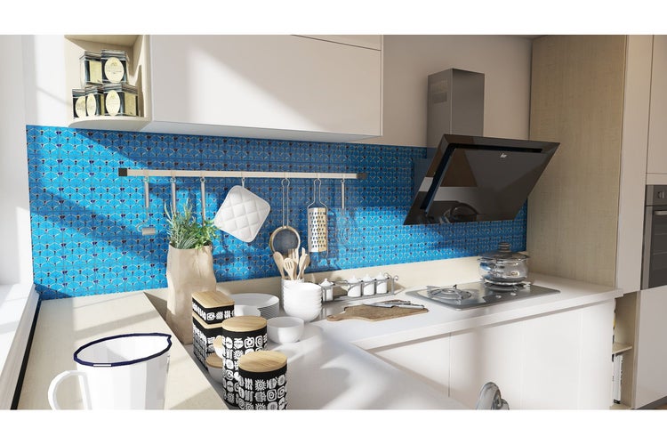 Küchenszene mit blauen Fliesen, Küchenutensilien und Dunstabzugshaube