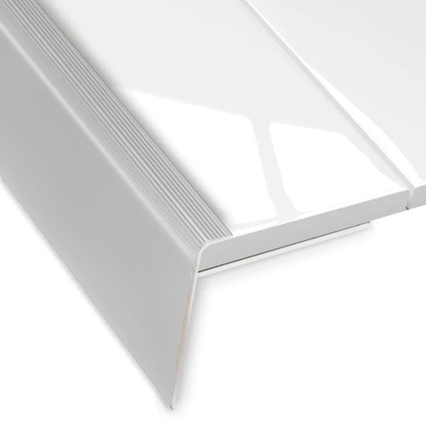Treppenkantenprofil aus Aluminium mit geriffelter Oberfläche zur Rutschhemmung an einer Stufenkante.