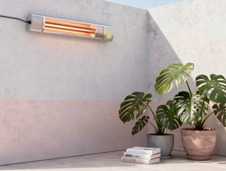 Terrasse mit Heizstrahler an der Wand und Topfpflanzen